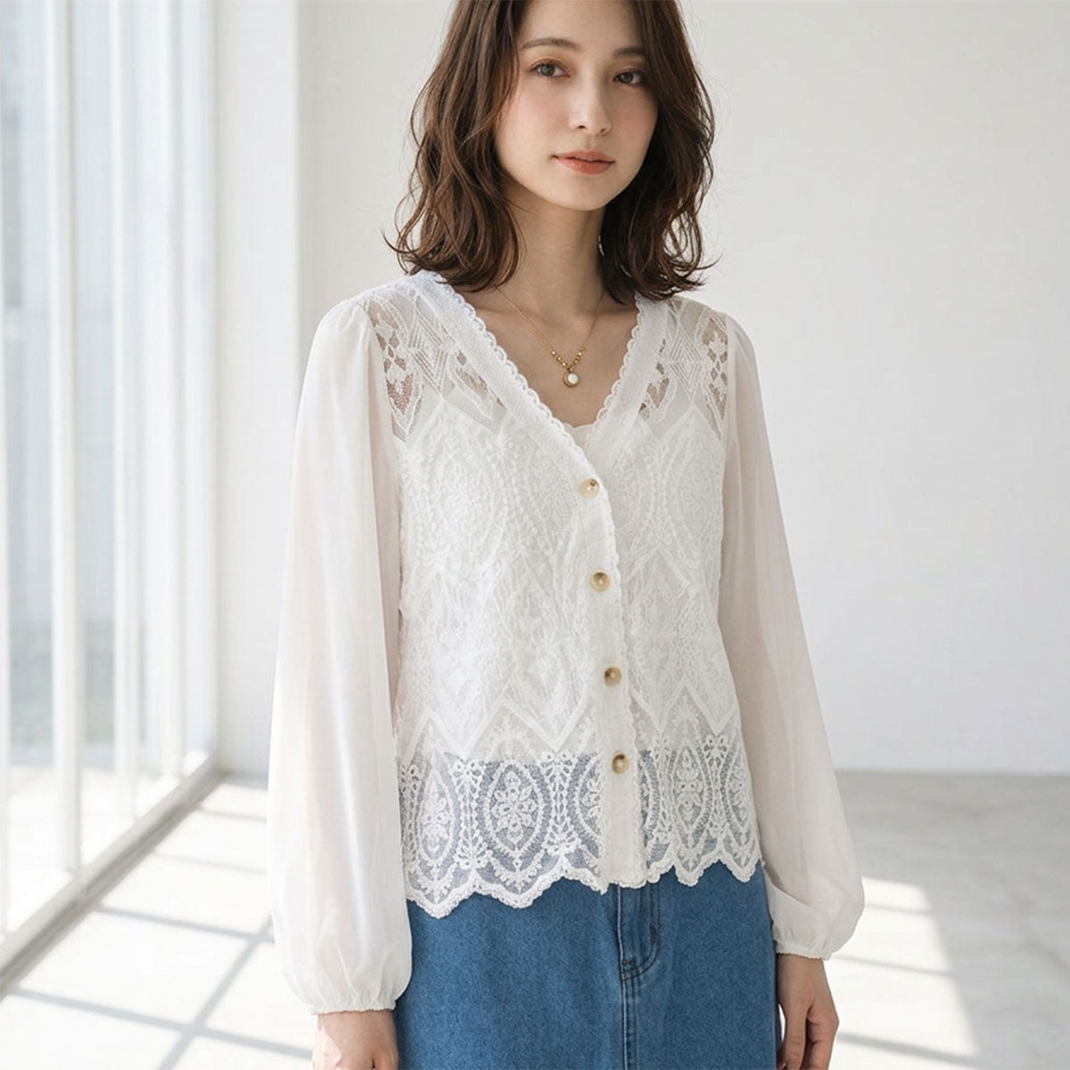 涼やかな透け感と繊細レース。春夏を彩る「シフォン袖 Vネック 