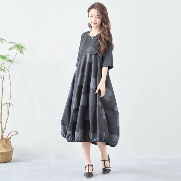 C08-241D モデル斜め立ち姿 異素材切替が映えるブラックワンピース 着用感と動きのある構図