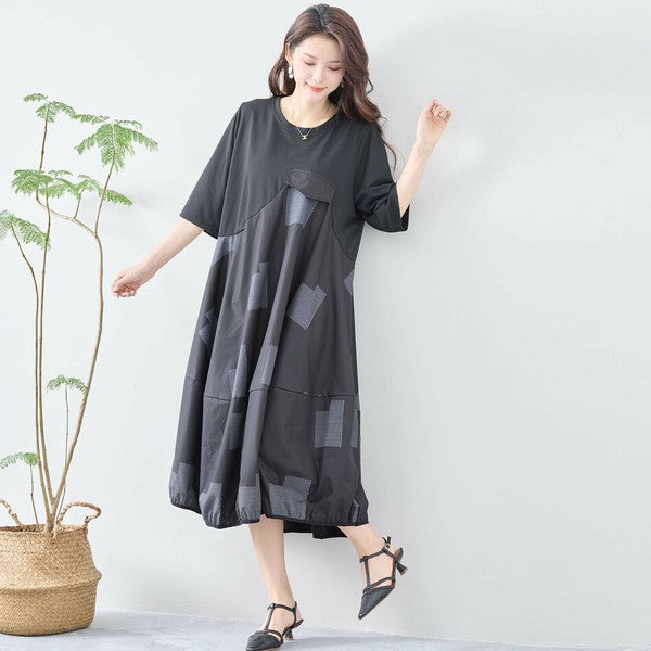 異素材切替バルーンワンピース C08-241D モデル斜め構図 ポケットと裾のふくらみが見える