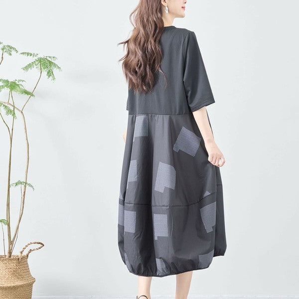 C08-241D ブラックワンピース モデル横向きの着用シルエット 光沢のある切替素材がポイント