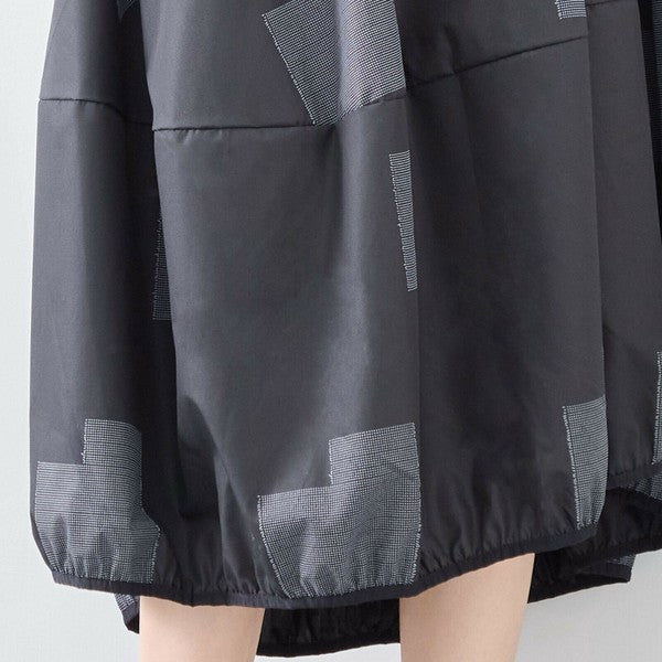 C08-241D ブラックワンピース モデル両手を広げた姿でシルエットを見せるカジュアルスタイル