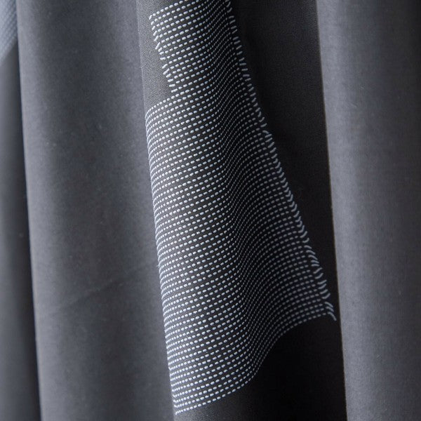 異素材切替ワンピース C08-241D ブラック 裏地の質感を写した拡大画像 通気性ある裏素材表現