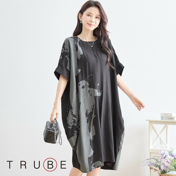 モノトーンアートプリントワンピース N82-262A モデル正面着用 抽象柄が印象的な夏コーデ