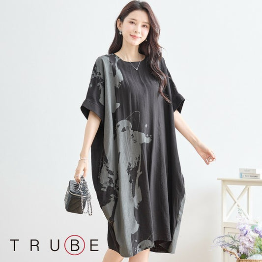モノトーンアートプリントワンピース N82-262A モデル正面着用 抽象柄が印象的な夏コーデ