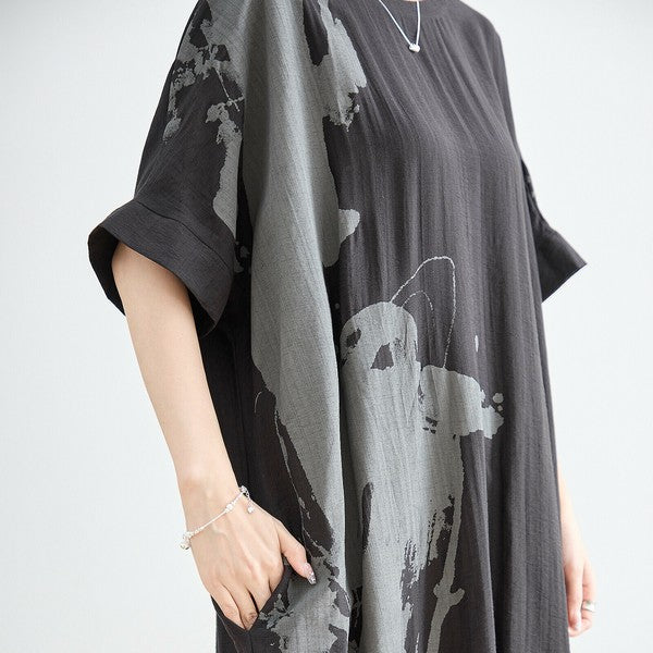 N82-262A ワンピース サイドからの着用 モノトーンの大胆なプリントが個性を演出