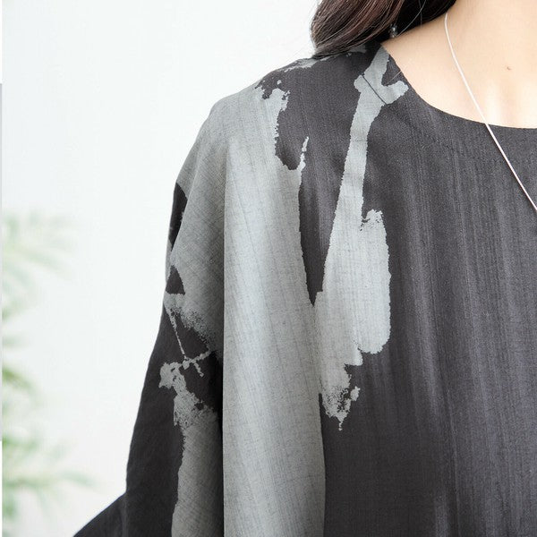 N82-262A ワンピース 背面アップ モノトーンプリントの配置と落ち感のある素材感を確認