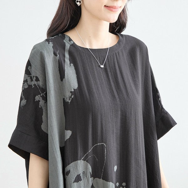 アートプリントワンピース N82-262A ネックまわりのデザインとゆったり感が伝わるアップ画像