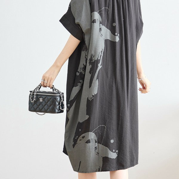 アートプリントワンピース N82-262A モデル小さめバッグを合わせた全身コーデ