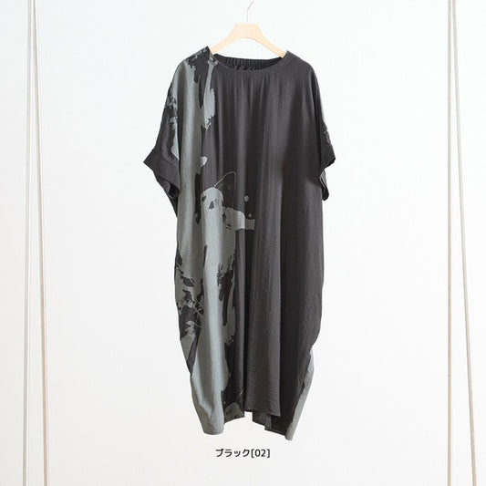 N82-262A ワンピース ハンガー吊り全体構図 アート風モノトーンデザインが映える一枚