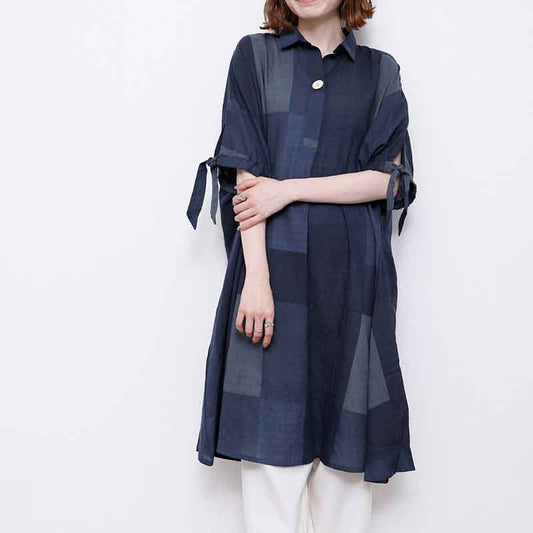 格子柄チュニックワンピース モデル正面着用 一つボタンとスキッパー襟デザイン」