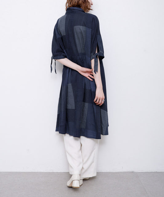 格子柄チュニックワンピース モデル後ろ姿 ゆったりシルエット全体像