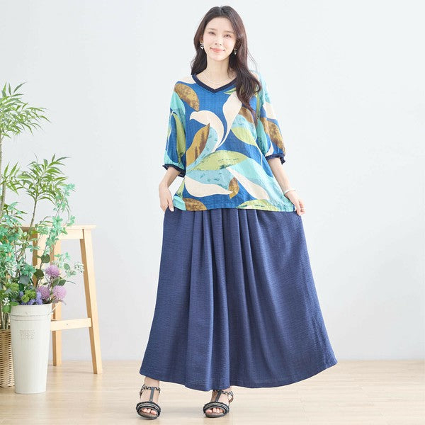 リーフアートVネックプルオーバー N13-234 モデル全身着用 ネイビースカートとのコーデ提案