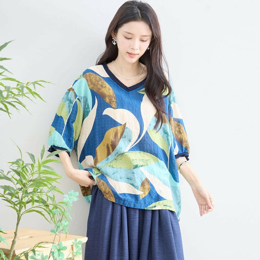 リーフ柄Vネックプルオーバー N13-234 モデル正面着用 ゆったりシルエット