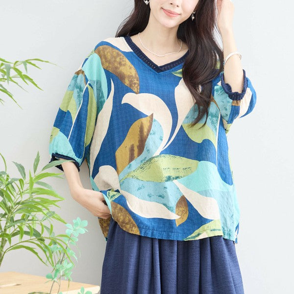 ゆったりサイズのコットンプルオーバー N13-234 モデルが斜め向きで着用する自然なスタイル