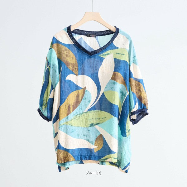 N13-234 リーフ柄プルオーバー ハンガー掛け 平置き構図 前面全体がわかる画像