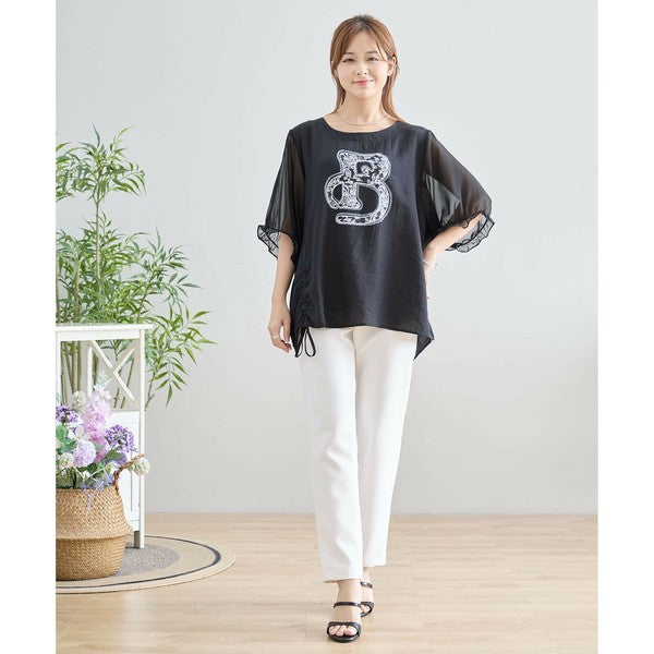 ドレープ感のあるブラックTシャツを着た女性の全身スタイリング