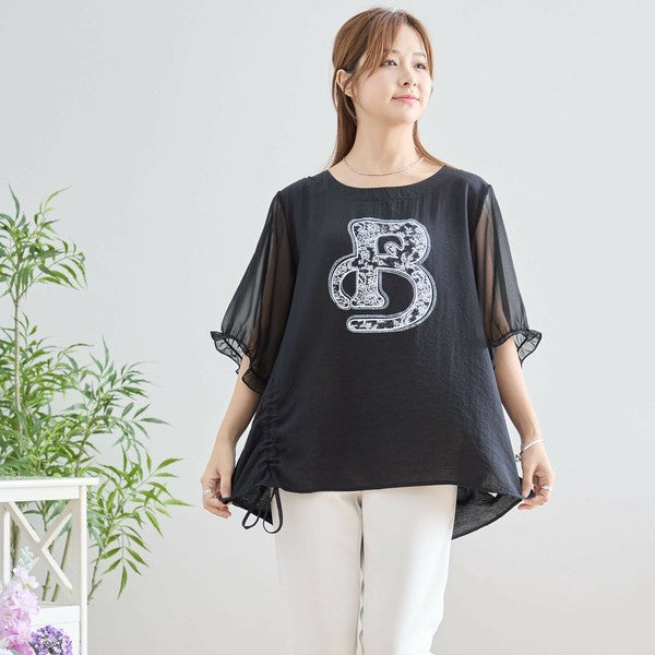 英字プリントのドルマンスリーブTシャツを着た女性モデル(ブラック)全身コーデ