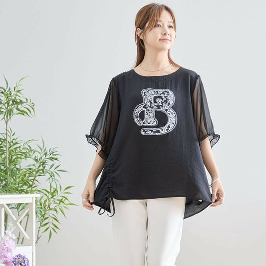 英字プリントのドルマンスリーブTシャツを着た女性モデル(ブラック)全身コーデ