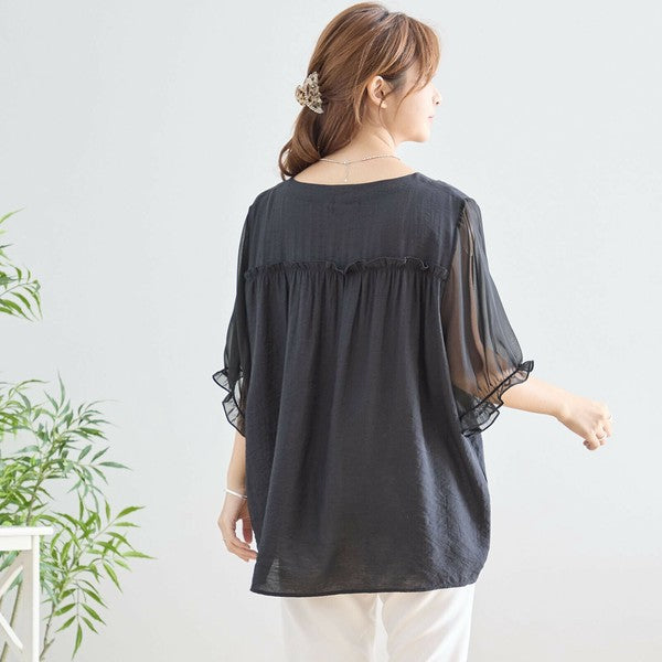 ゆったりシルエットの英字プリントTシャツ(ブラック)のバックスタイル