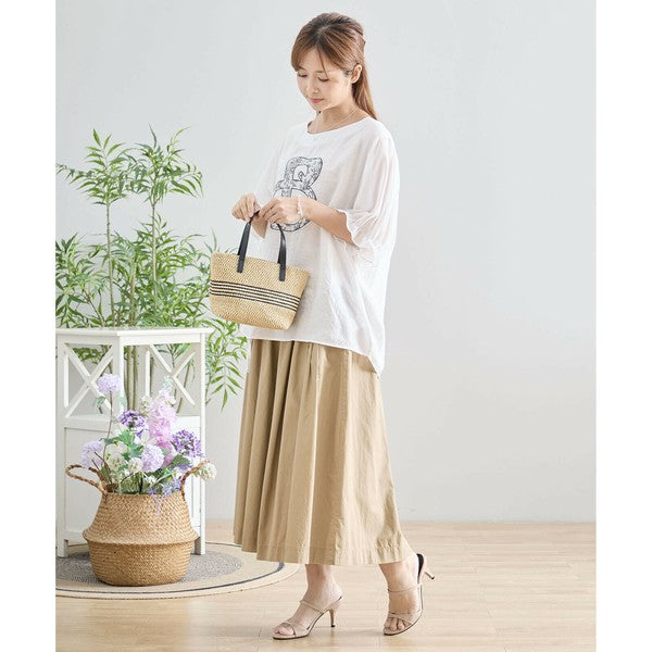 英字ロゴ入りTシャツを着た女性モデル(ホワイト)のサイドポーズ