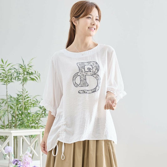 英字ロゴ入りTシャツを着た女性モデル(ホワイト)のポーズ