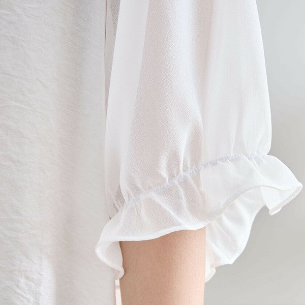 ホワイトTシャツの袖口フリルデザイン(アップ写真)