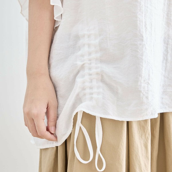 英字ロゴTシャツの裾にあるドロストコードのディテール(ホワイト)