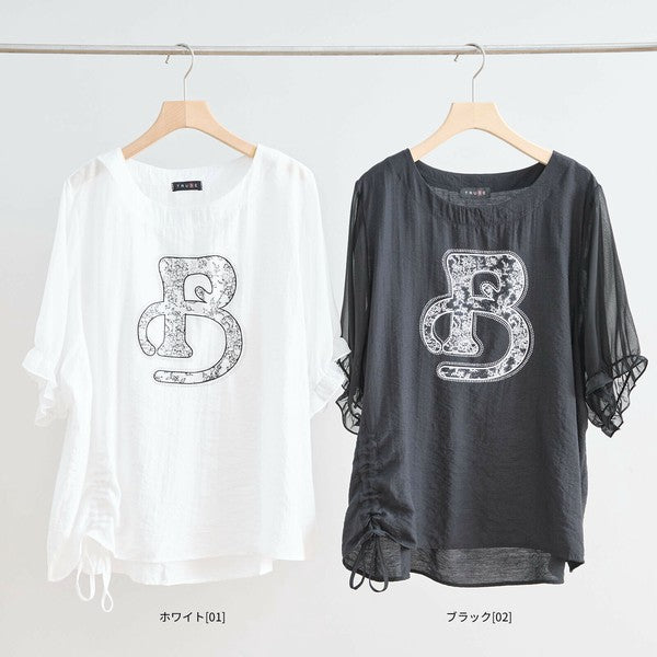 黒と白の体型カバーTシャツを並べてハンガーに吊るした写真