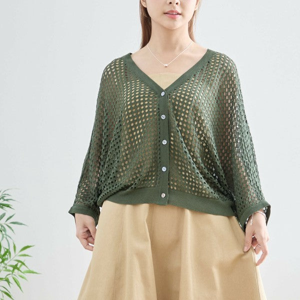メッシュドットカーディガン カーキ 正面アップ 透け感のある素材とボタンデザインが映える