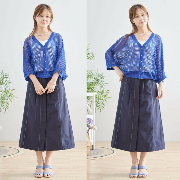 カーディガン ブルー 正面立ち姿 落ち感のある素材とシンプルな組み合わせ