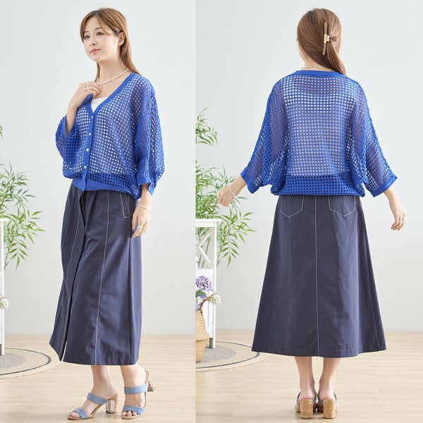 カーディガン ブルー 背面姿 モデルがスカートとコーディネート 軽やかな後ろ姿