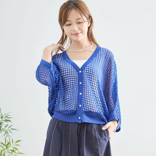 メッシュドット柄カーディガン ブルー 着用正面 モデルVネックと透け感デザインをアピール