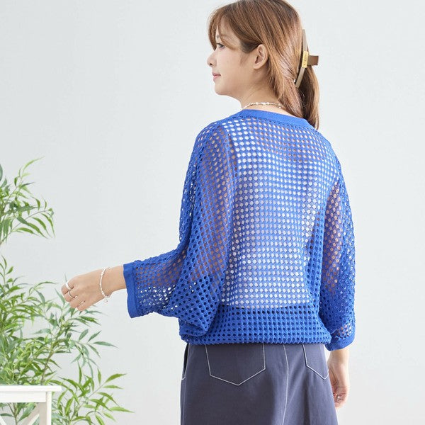 カーディガン ブルー 背面姿 モデルがスカートとコーディネート 軽やかな後ろ姿