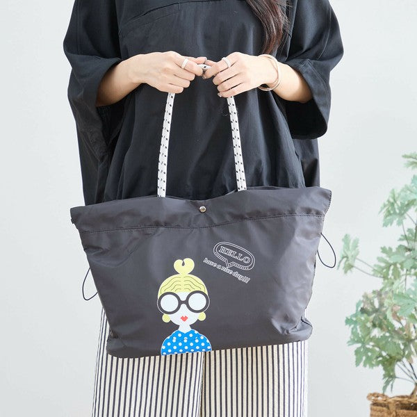 TRUBE ガールイラストトートバッグ N92-104|女の子プリントと英字ロゴ入り・軽量ナイロン素材・黒バッグ正面