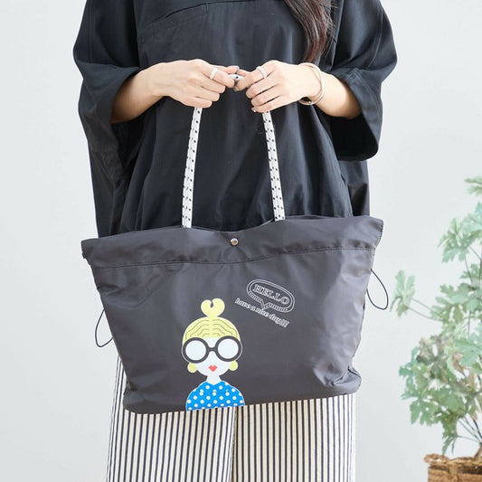 TRUBE ガールイラストトートバッグ N92-104|女の子プリントと英字ロゴ入り・軽量ナイロン素材・黒バッグ正面