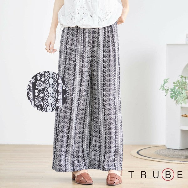 エスニックプリントワイドパンツ P12-045 モデル正面着用 ゆったりシルエットと柄が特徴