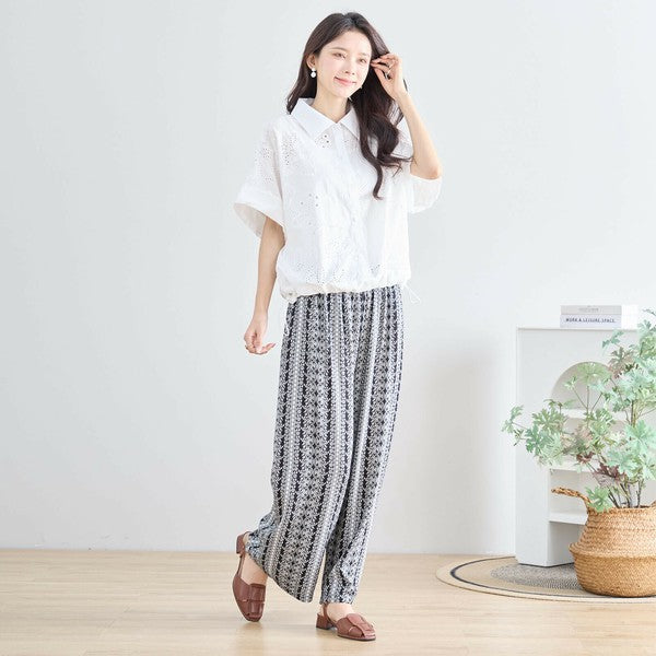 ワイドパンツ P12-045 モデルが足を少し前に出した構図 柔らかな揺れ感が伝わる画像