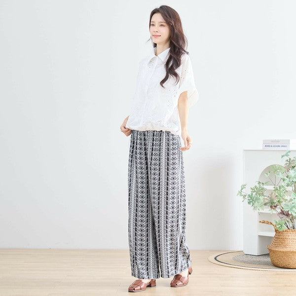 P12-045 総柄ワイドパンツ モデルが横向き立ち姿 ウエストから裾までの落ち感を確認可能