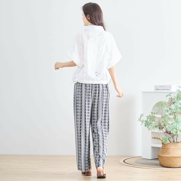 ワイドパンツ P12-045 モデル後ろ姿 バックシルエットとウエストゴムのデザイン確認