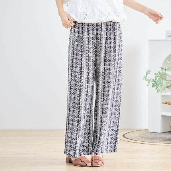 エスニック柄パンツ P12-045 モデル両手を広げたポーズ 全体シルエットとリラックス感強調