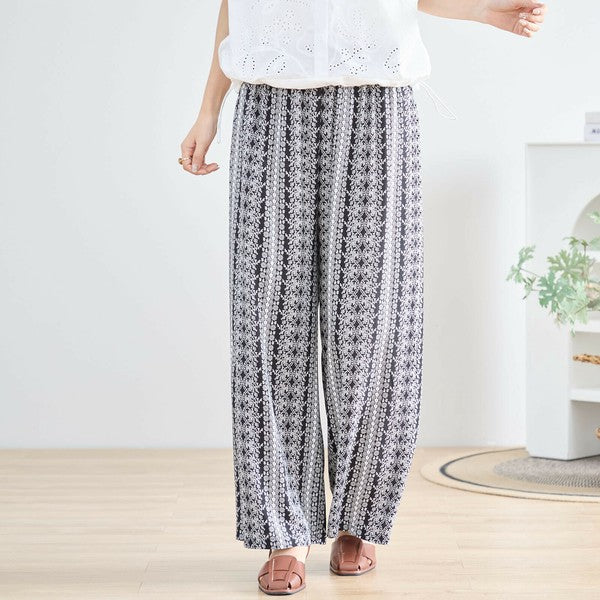 P12-045 ブラック×ホワイト 総柄ワイドパンツ モデルが軽く歩く自然な動きのある構図