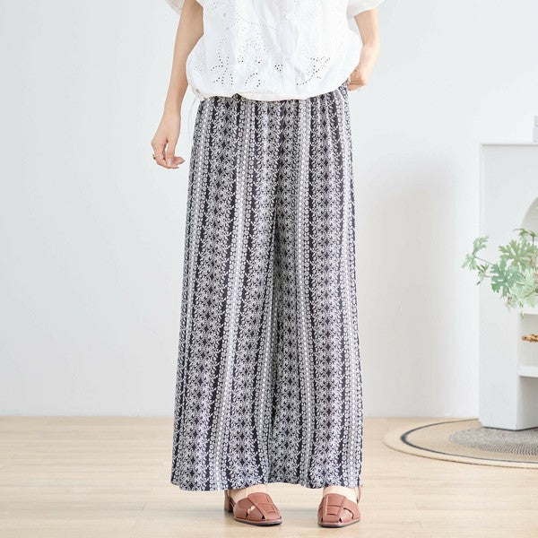 総柄ワイドパンツ P12-045 モデル前向き 立ち姿 リラックス感のあるナチュラルスタイル