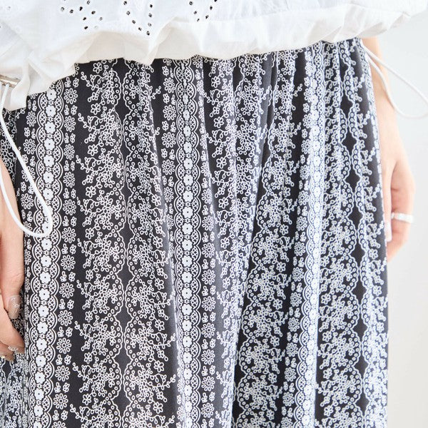 ウエストゴムとギャザー仕様のディテール拡大 P12-045 パンツの履き心地を強調した画像