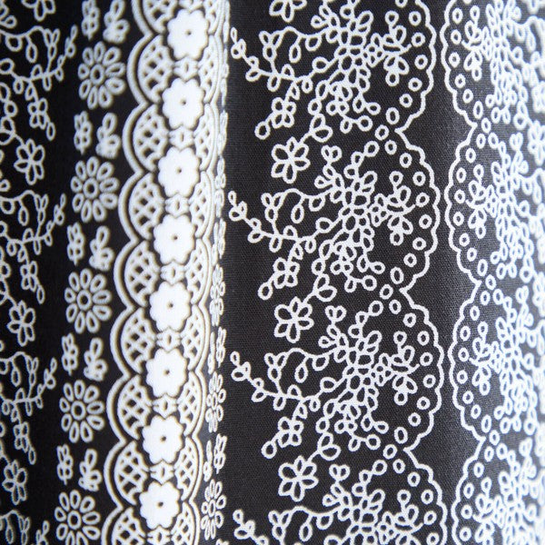 エスニック調ホワイト総柄のプリント拡大 P12-045 ブラック地の上に映える模様デザイン