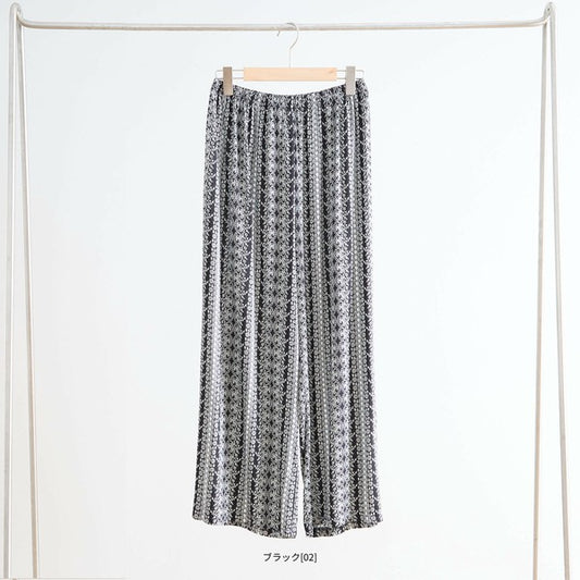 ワイドパンツ P12-045 ンガー構図 ブラック系総柄とストンと落ちる素材感が伝わる画像