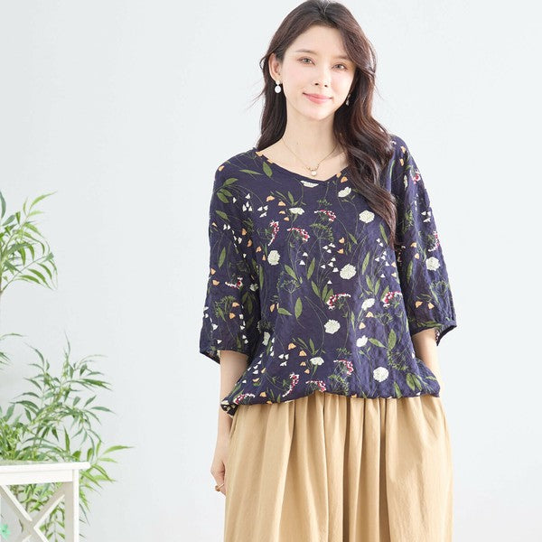 ネイビーのフラワープリントプルオーバー N13-234 モデル正面着用 7分袖ゆったりスタイル