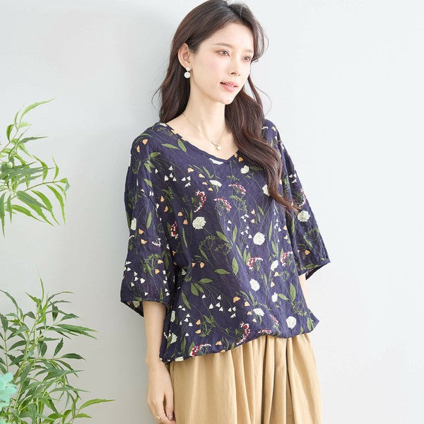 ネイビーカラーのN13-234 花柄プルオーバー モデル自然な微笑みで立つ姿 着用感を伝える構図