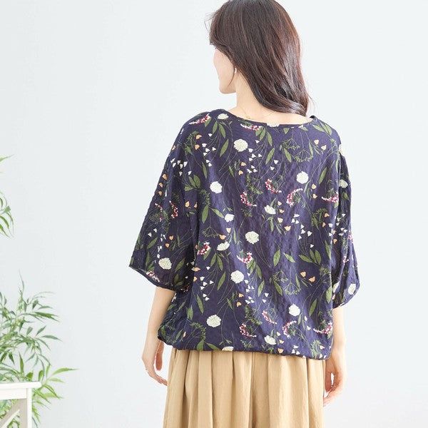 N13-234 ネイビー花柄プルオーバー モデル後ろ姿 バックギャザーと着丈のバランスが確認可能