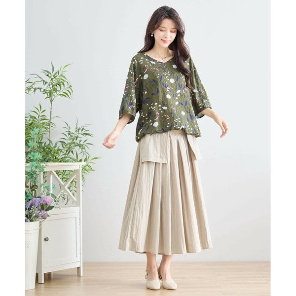 カーキカラーの花柄コットンプルオーバー N13-234 モデル斜め立ちポーズ ゆったりシルエット