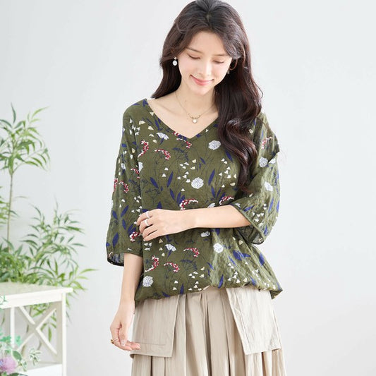 フラワープリントコットンプルオーバー N13-234 カーキ モデル正面着用 Vネックと7分袖デザイン
